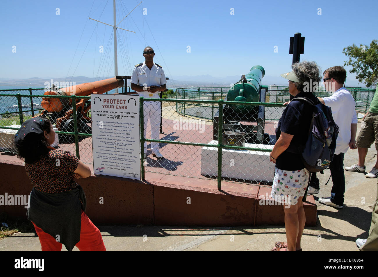 Touristen warten auf den Abschuss von die Noonday Gun über Kapstadt auf Lion Akku Südafrika A SA Marineoffizier in weißen un gesehen Stockfoto