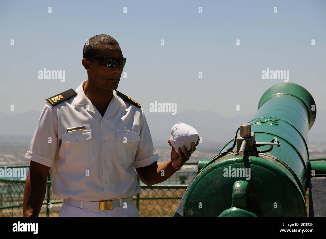 Die automatische Zündung von Noonday Gun über Kapstadt Südafrika A SA Vorbereitung hält Marineoffizier 1,5 kg Beutel Pulver Stockfoto