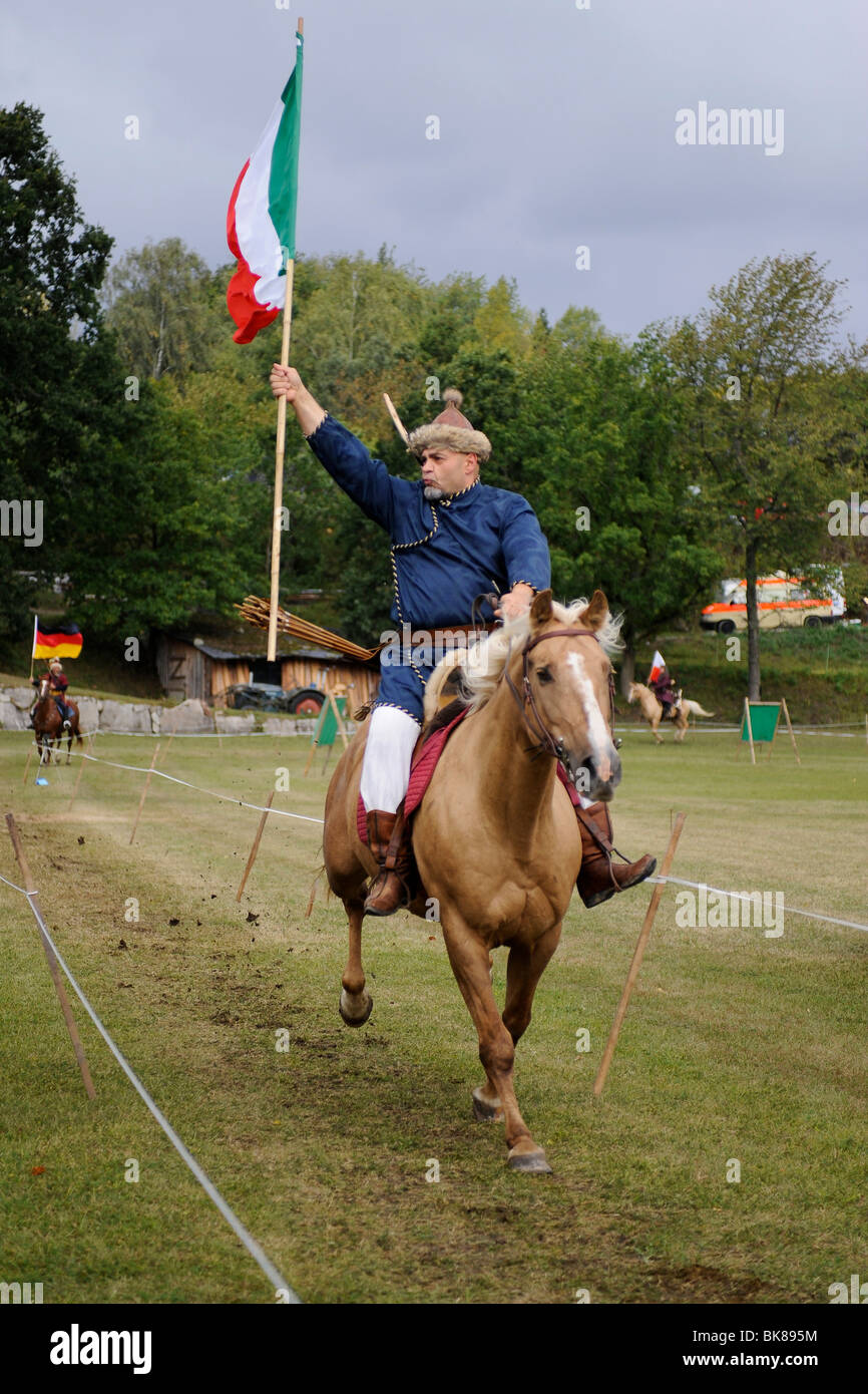 Italienische Teilnehmer beim Eingang der Nationen in der offenen Eocha Europameisterschaft 09, montiert Bogenschießen, mit Steppe zu befreien Stockfoto