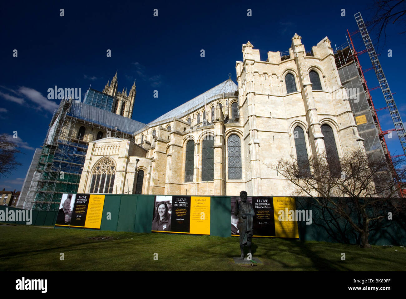 Gerüst rund um die Kathedrale von Canterbury Restaurierungsarbeiten in Kent, UK zu tun. Stockfoto