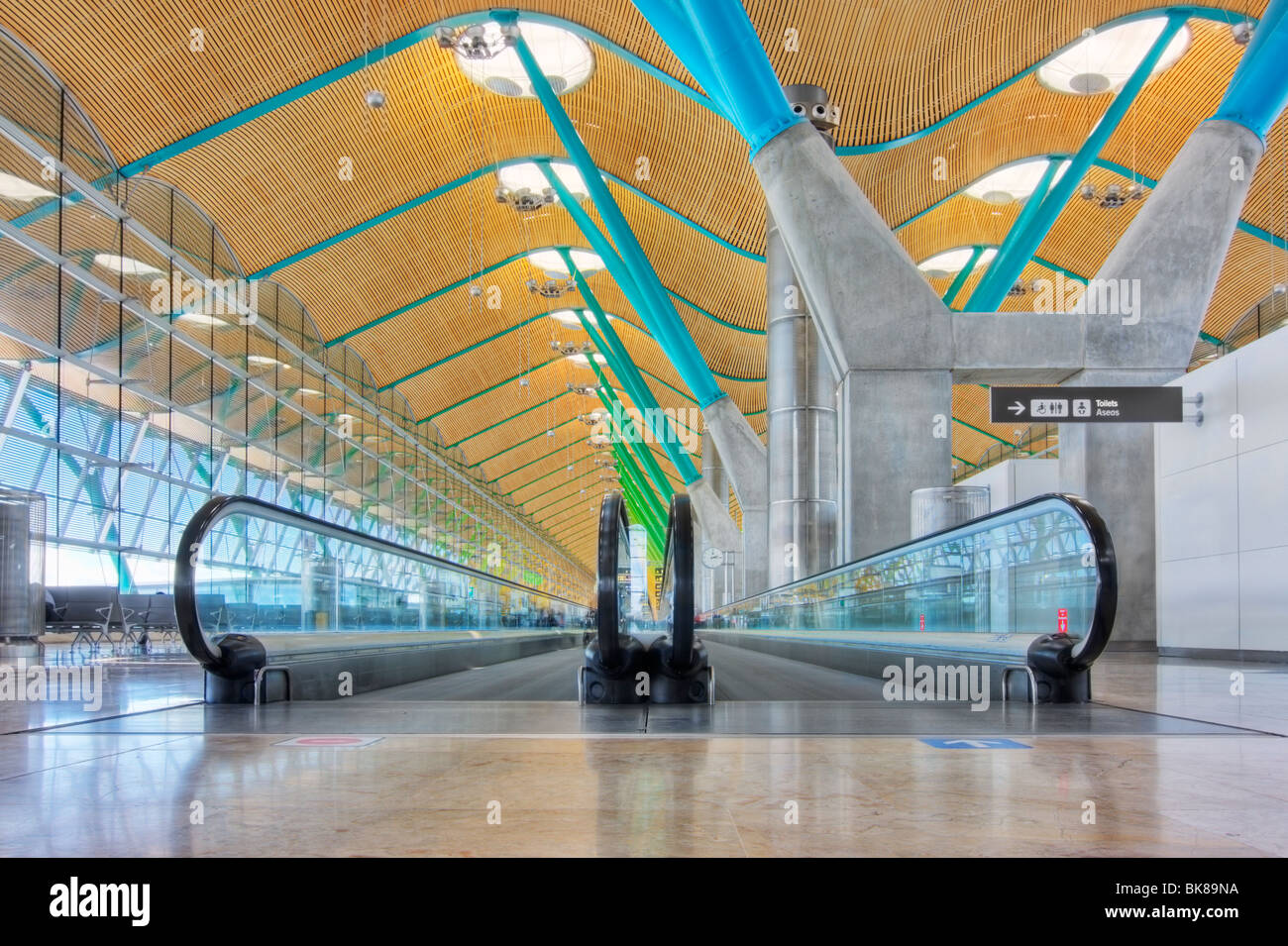 Gehweg in Abfahrt Halle - Flughafen Madrid Barajas - HDR-Bild Stockfoto