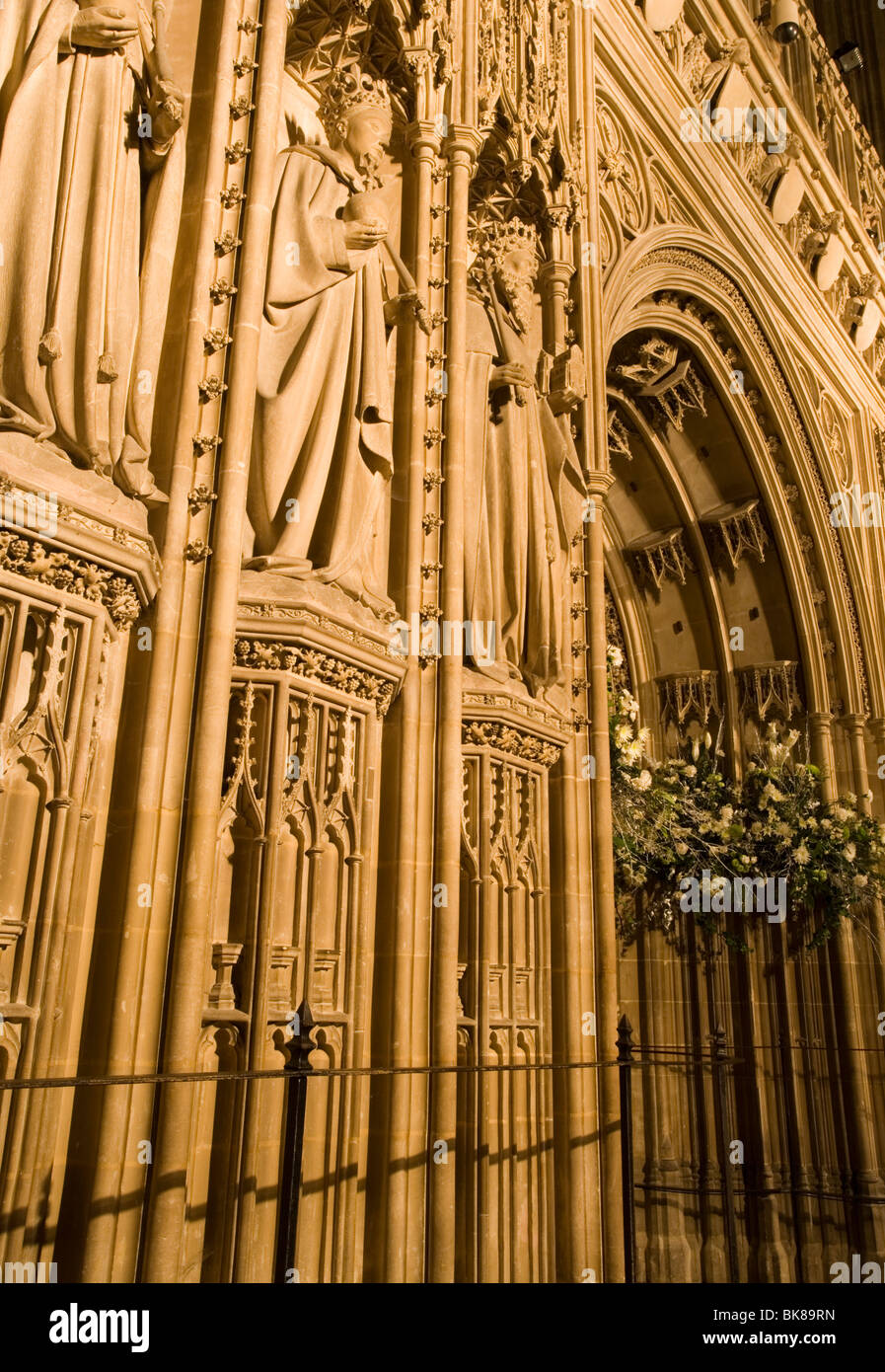 Geschnitzte Wand im Inneren der Kathedrale von Canterbury, Kent, UK. Stockfoto