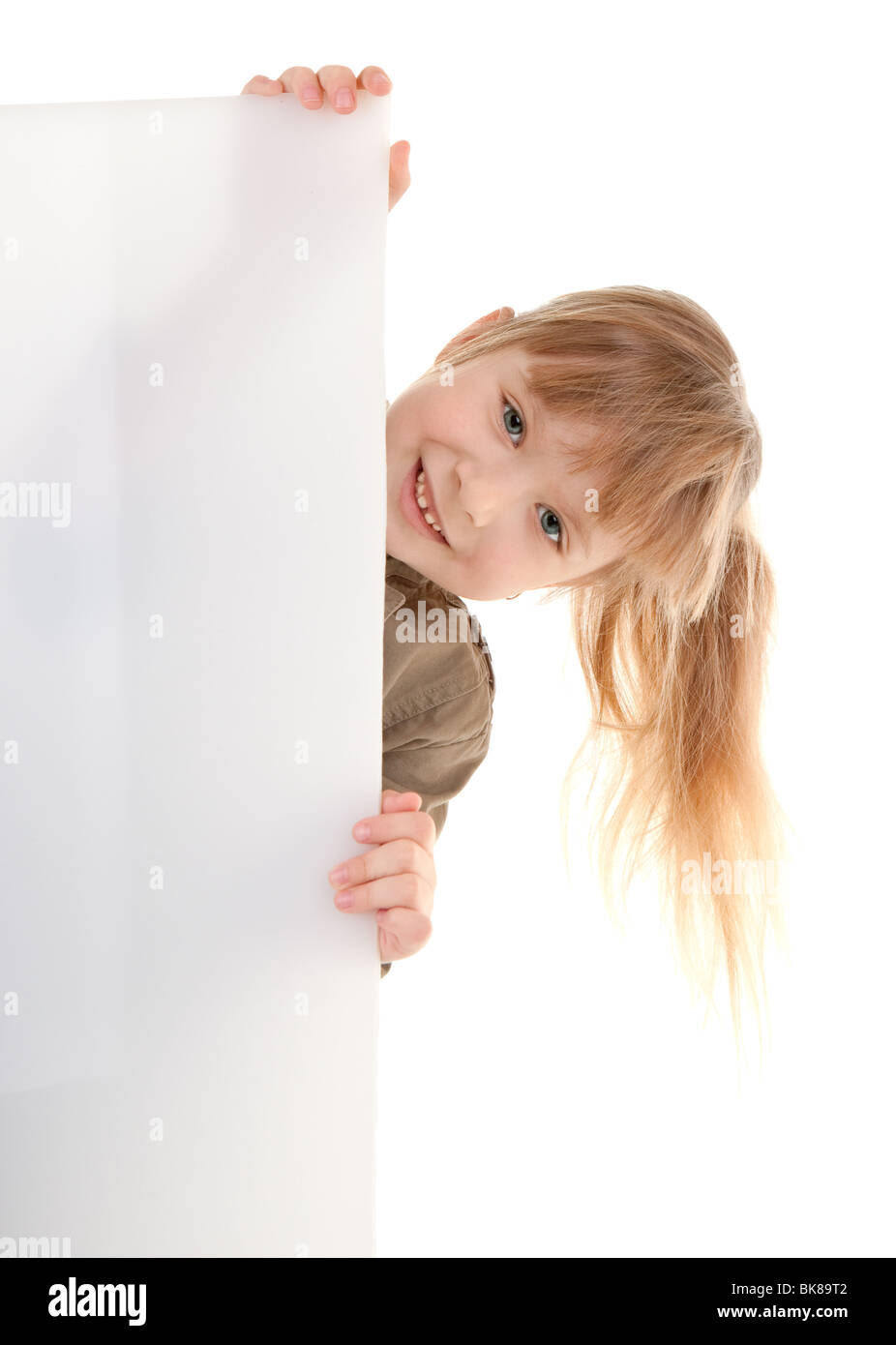 Freundlichen Babymädchen in walking Kleidung guckt von hinten Stockfoto