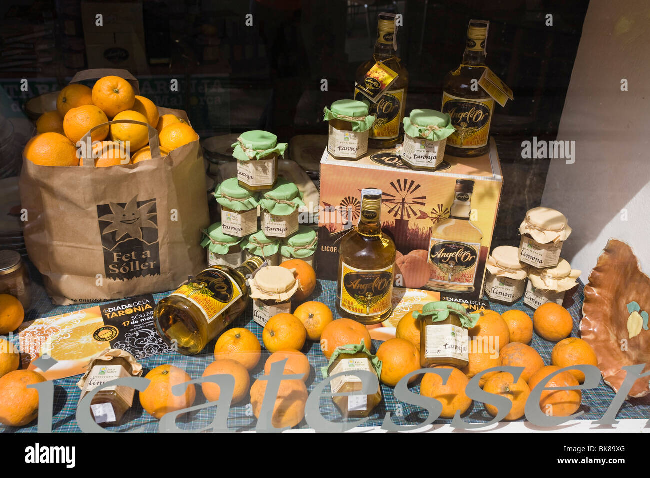 Schaufenster mit orange Spezialitäten in Sóller, Mallorca, Mallorca, Balearen, Spanien, Europa Stockfoto