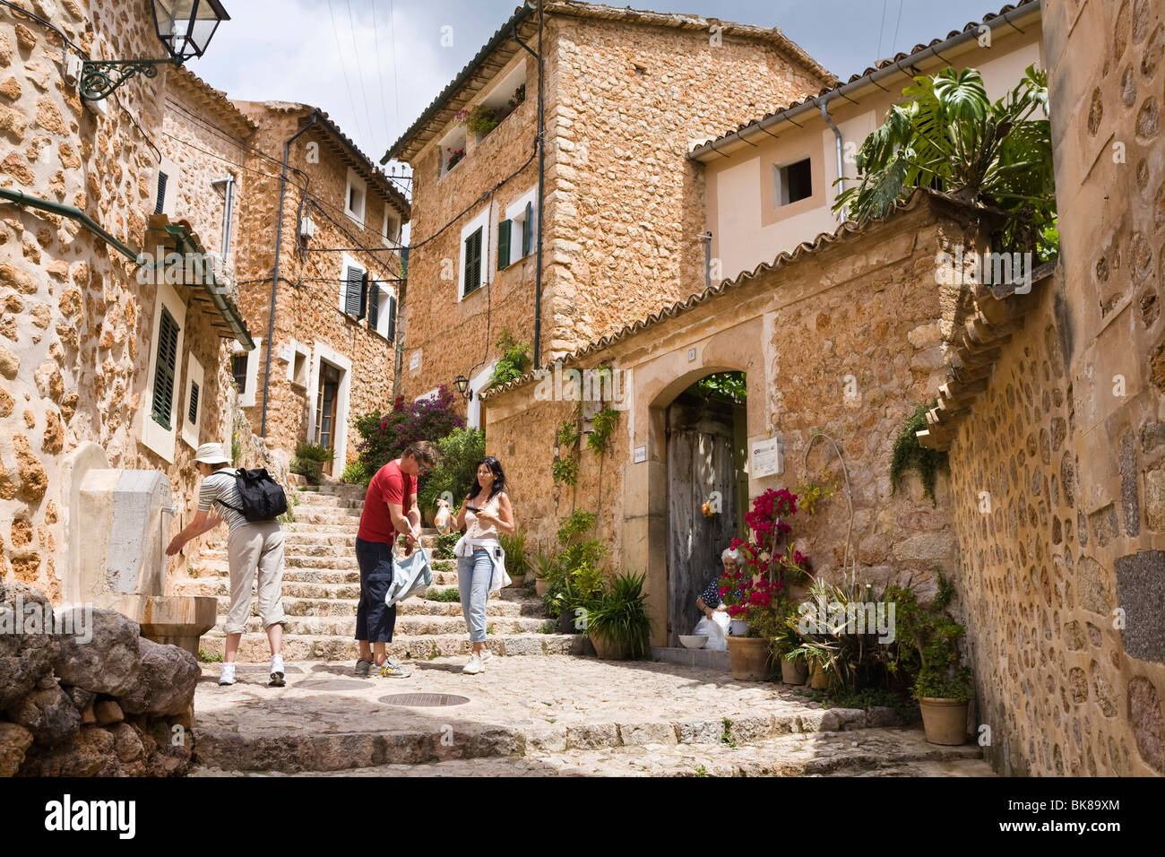 Gasse in Fornalutx, Mallorca, Mallorca, Balearen, Spanien, Europa Stockfoto