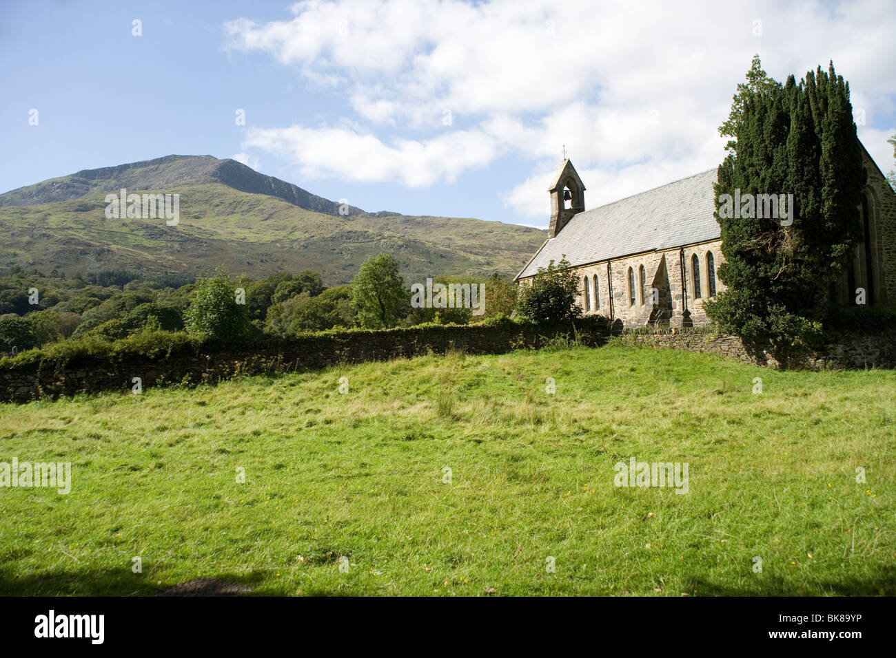 Beddgelert Kirche und Moel Hebog in Snowdonia Stockfoto
