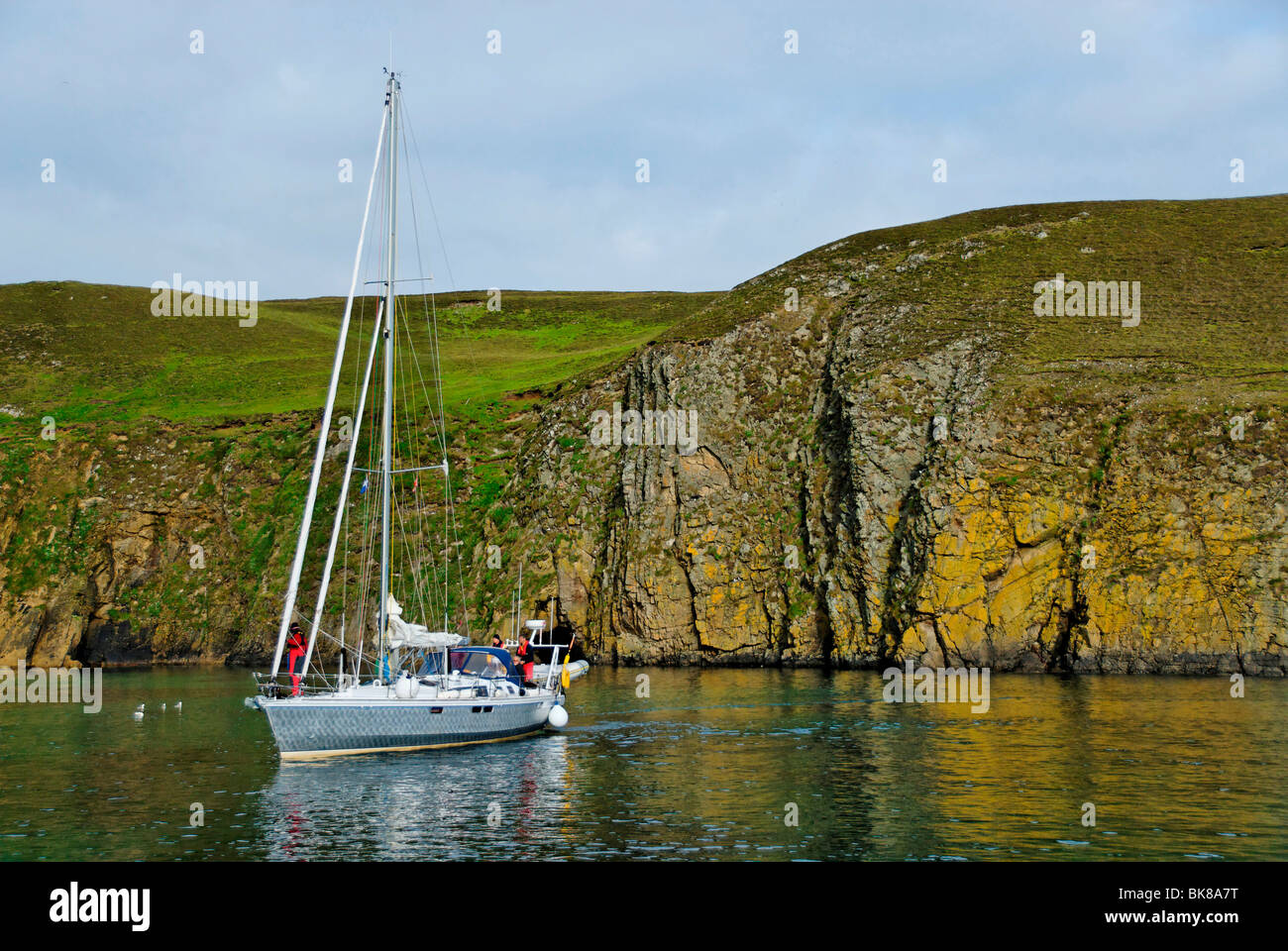 Schiff im nördlichen Hafen von Fair-Isle, Shetland, Schottland, Vereinigtes Königreich, Europa Stockfoto