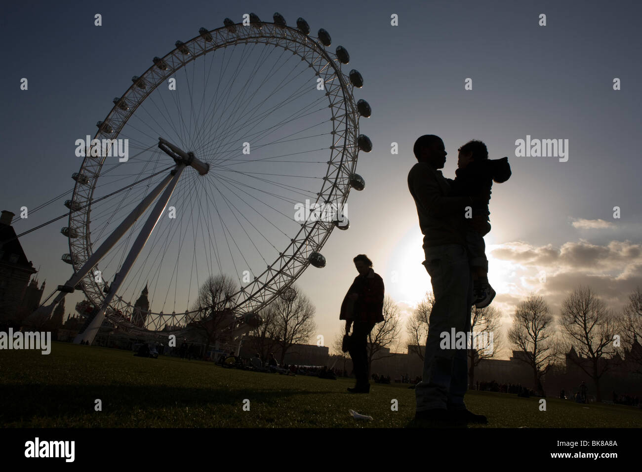 Vater und Sohn umarmen einander unter dem London Eye in Jubilee Gardens. Stockfoto