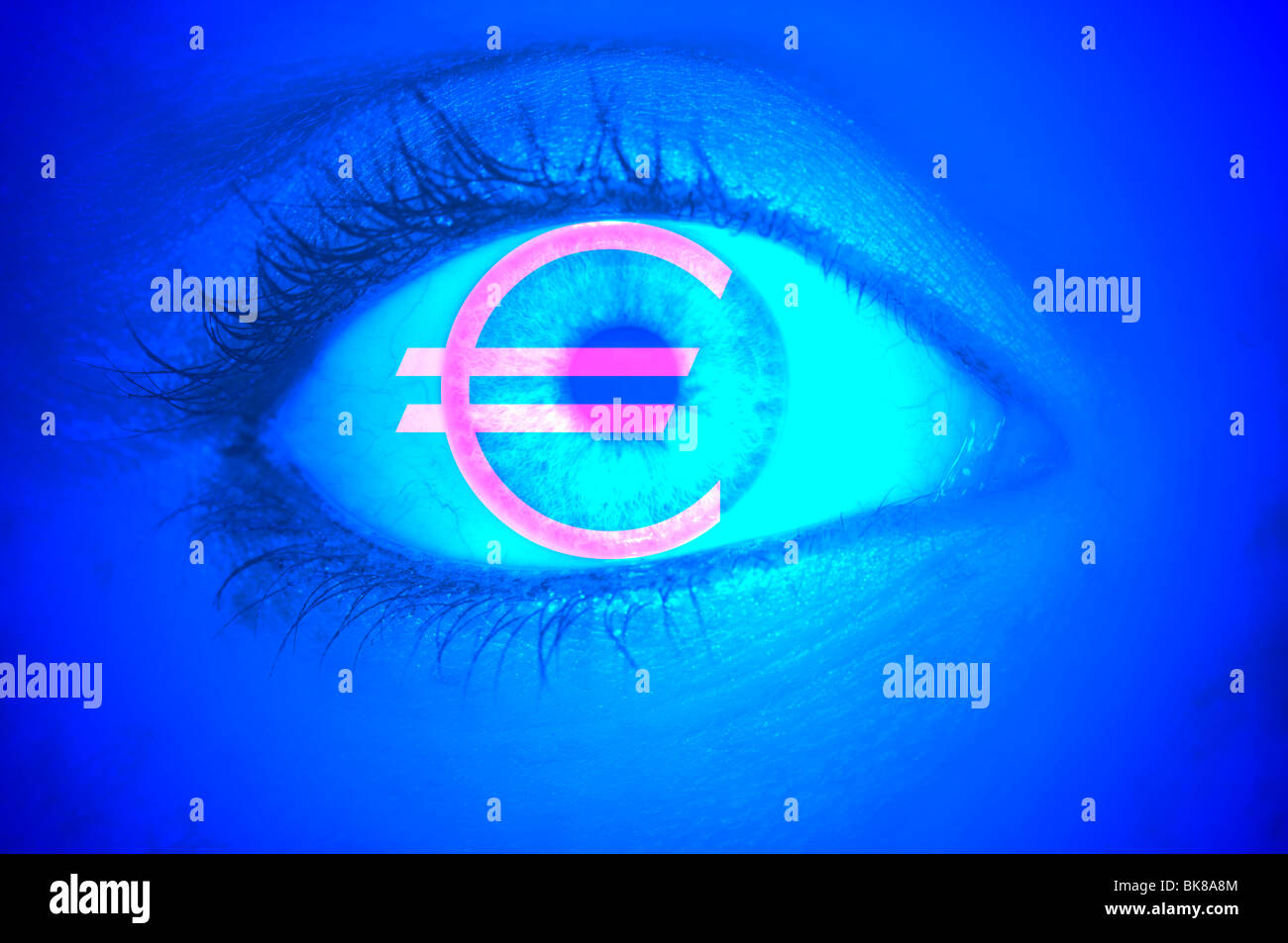 Nahaufnahme eines Auges mit dem EURO-Symbol, symbolisches Bild für Gier Stockfoto