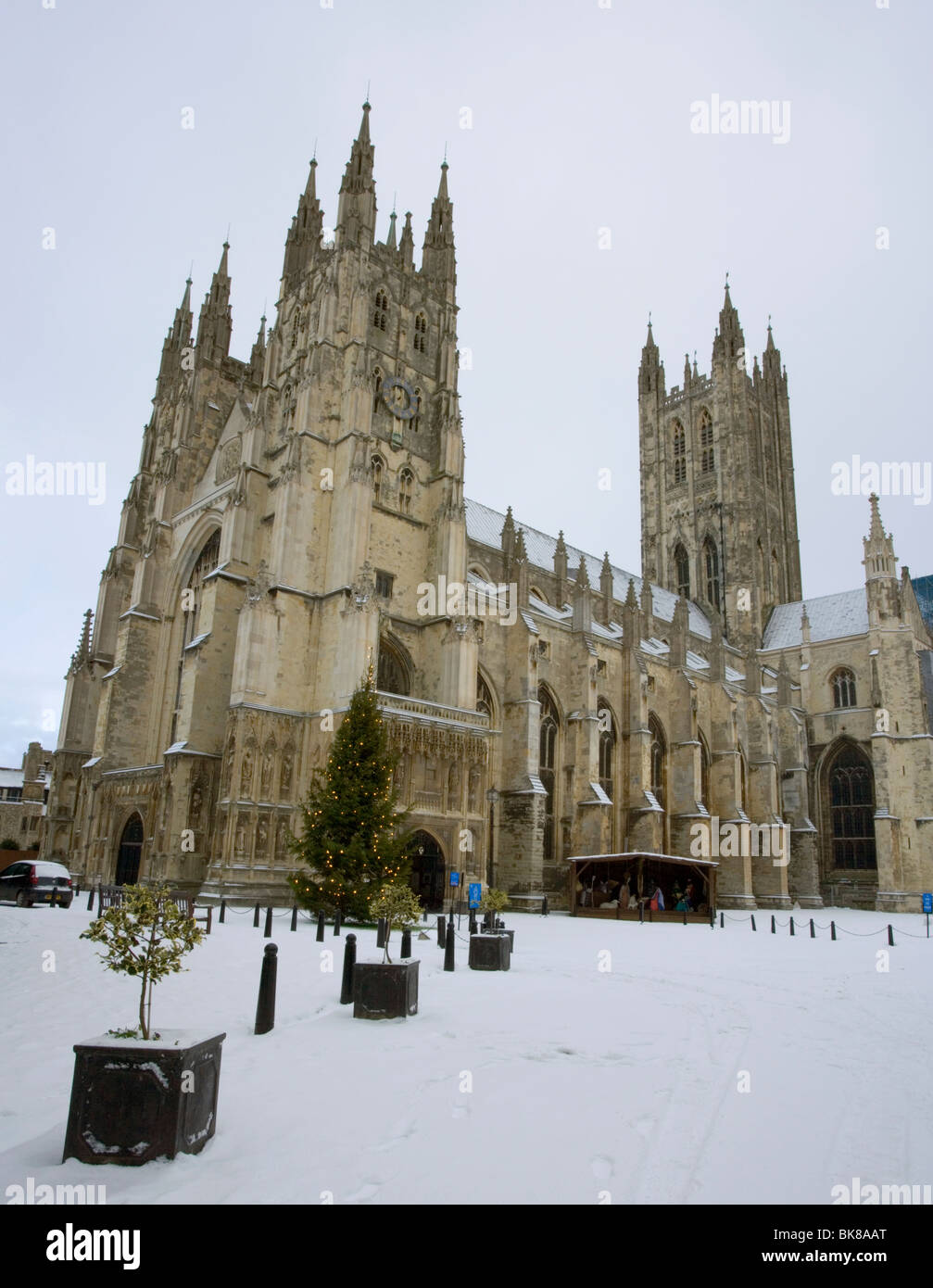 Schnee an der Canterbury Kathedrale mit Weihnachten stand in Kent, UK. Stockfoto