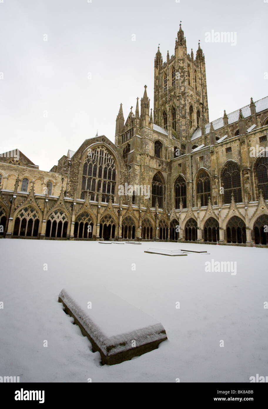 Die Kathedrale von Canterbury mit Schnee in Canterbury, Kent, UK bedeckt. Stockfoto