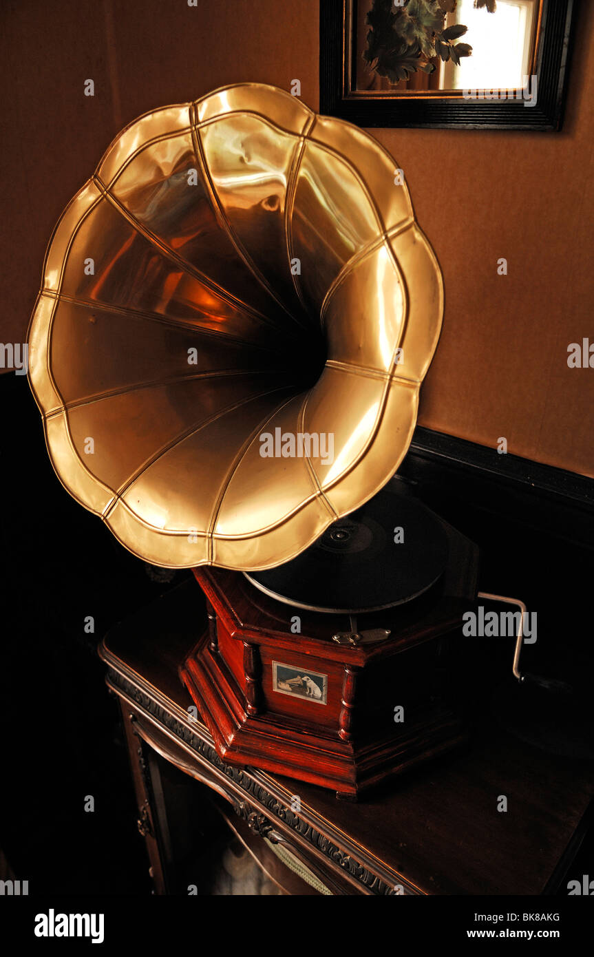 Altes Grammophon mit einem Horn auf einer Kommode, St. Margarets Bay, Kent, England, Vereinigtes Königreich, Europa Stockfoto