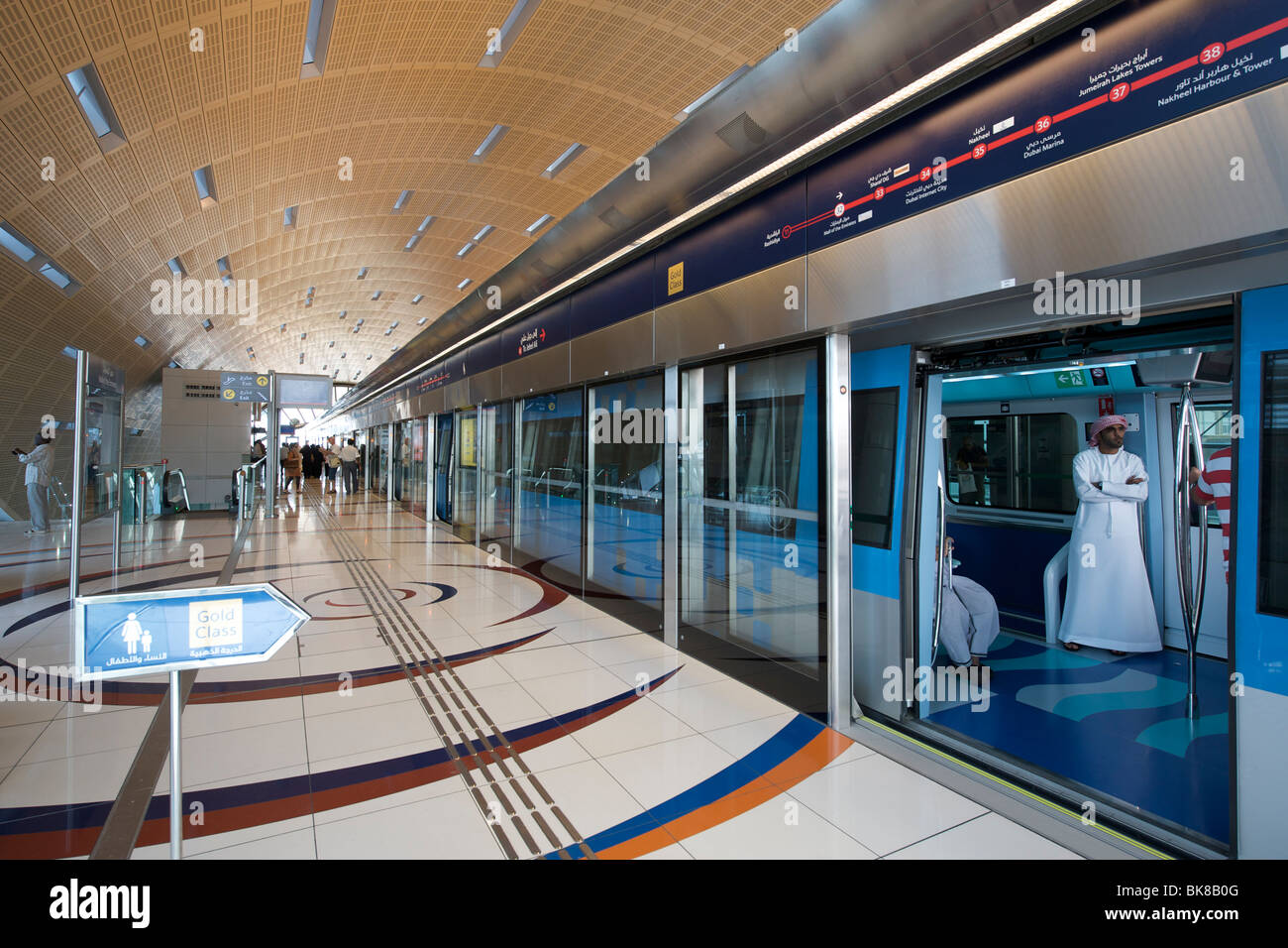 Blick entlang der Plattform des Finanzplatzes Stopps der Dubai Metro. Stockfoto