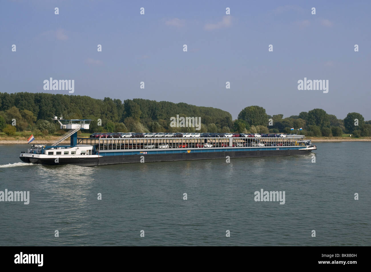 Binnenschiff geladen mit Autos fahren auf dem Rhein, Bonn, Nordrhein-Westfalen, Deutschland, Europa Stockfoto