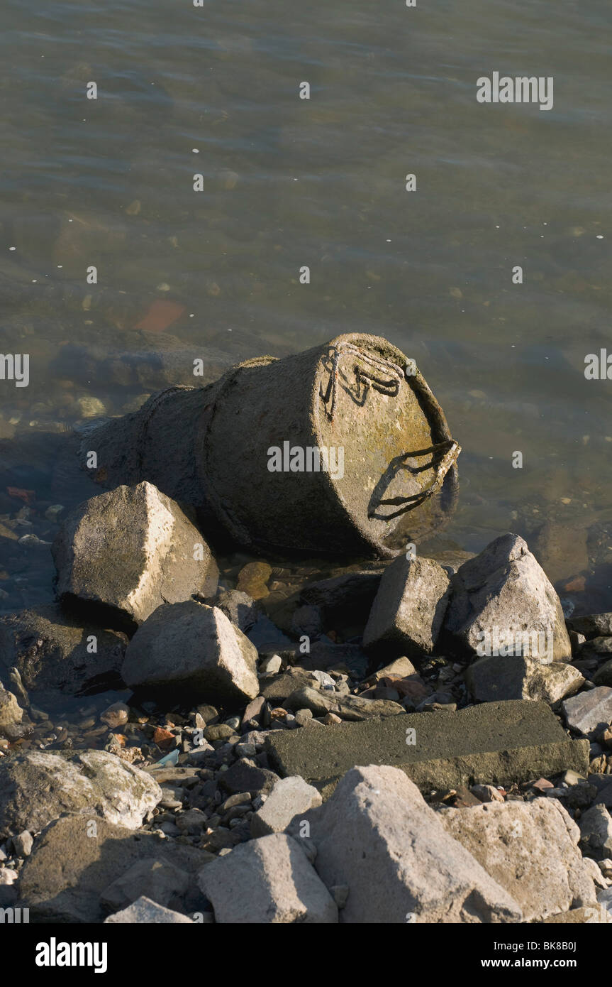 Verschmutzung, alten Metall-Trommel gespült, am Ufer des Rheins Stockfoto