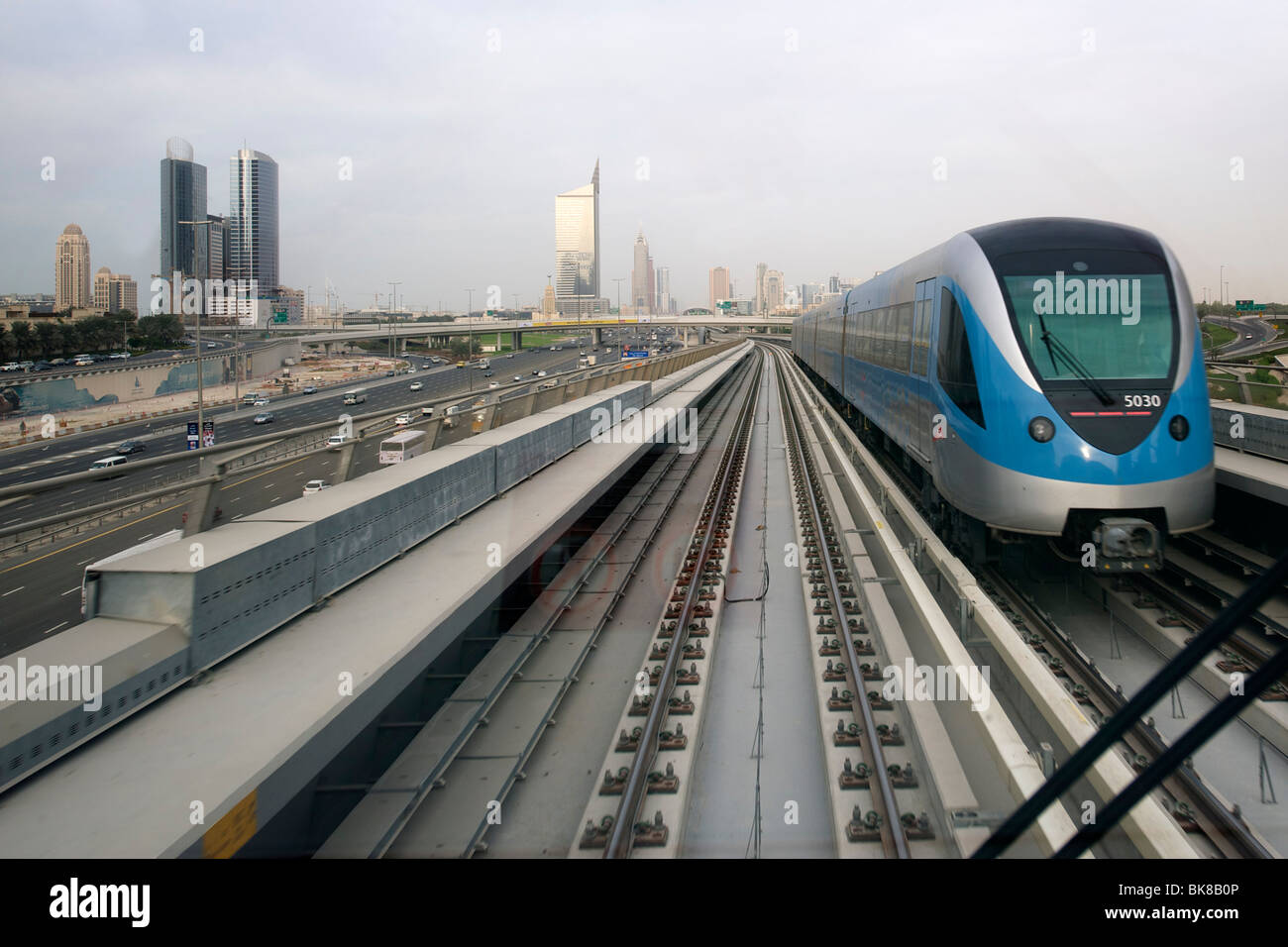 Blick entlang der Strecke der Metro Dubai in den Vereinigten Arabischen Emiraten. Stockfoto