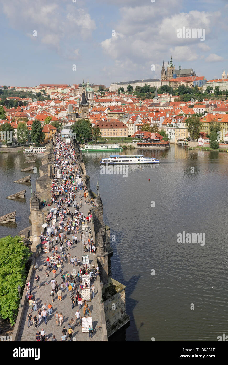 Blick von der Altstädter Brückenturm über die Moldau, die Karlsbrücke mit Touristen, die Prager Burg mit St. Vitus Cathedral Stockfoto