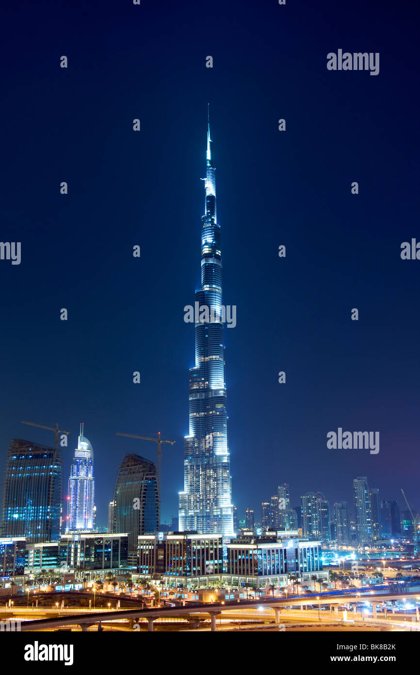 Nächtliche Aussicht auf 818 Meter hohen Burj Khalifa, das höchste Gebäude der Welt (Stand Januar 2010) in Dubai, den Vereinigten Arabischen Emiraten. Stockfoto