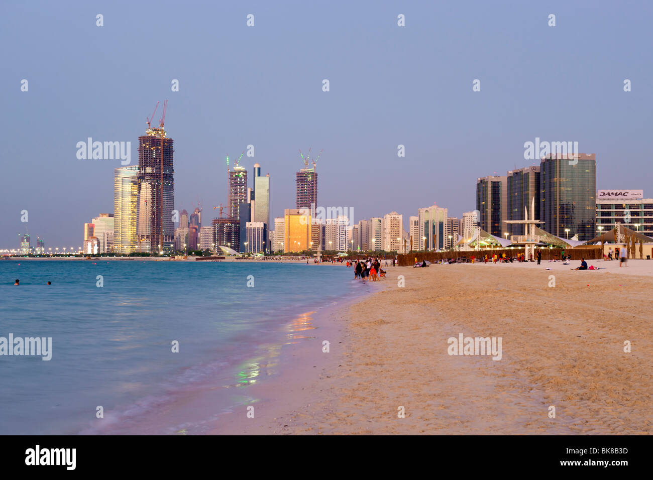 Abenddämmerung Blick auf den Strand und die Gebäude in Abu Dhabi in den Vereinigten Arabischen Emiraten. Stockfoto