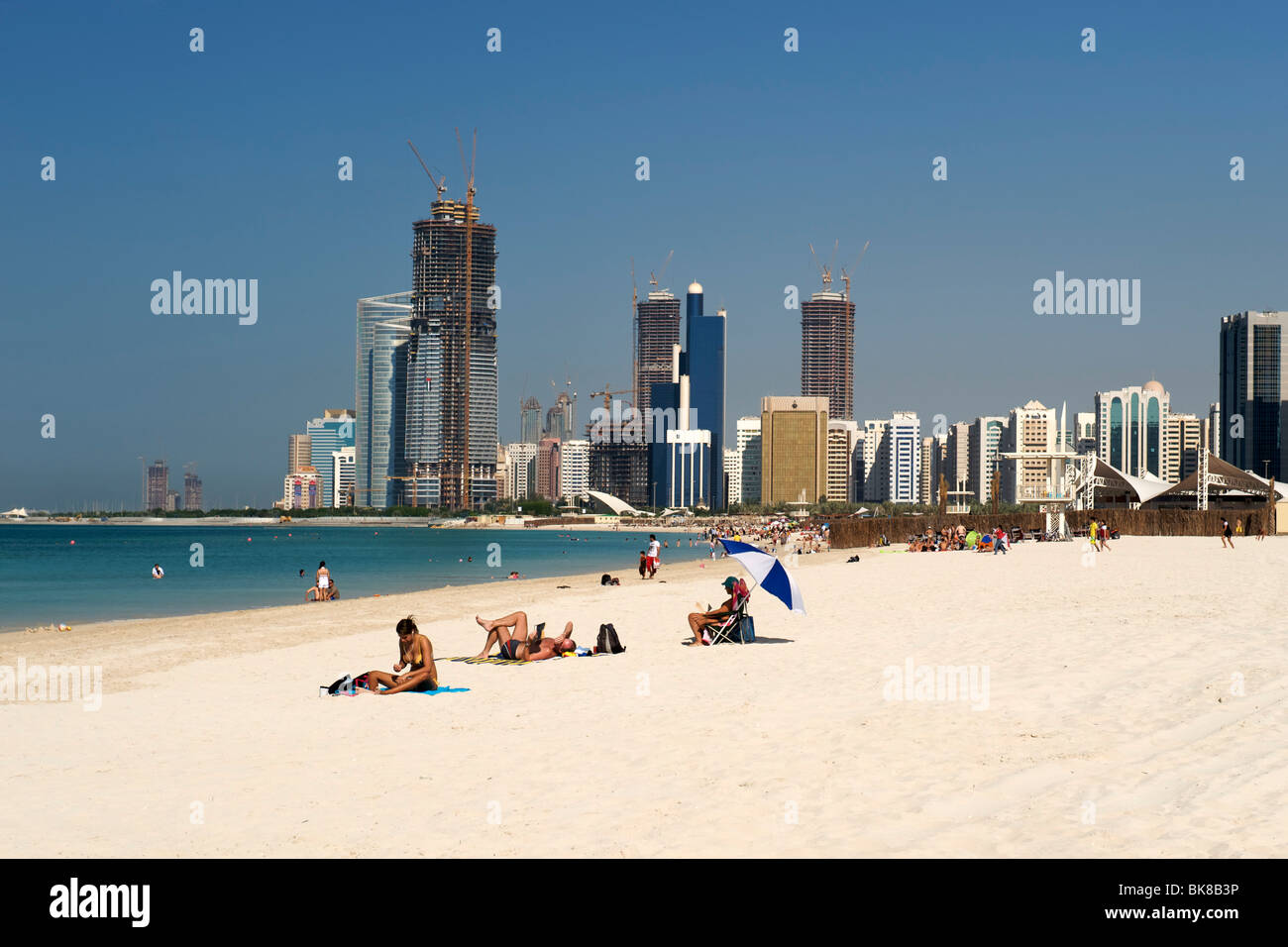 Der Strand und die Gebäude in Abu Dhabi in den Vereinigten Arabischen Emiraten. Stockfoto