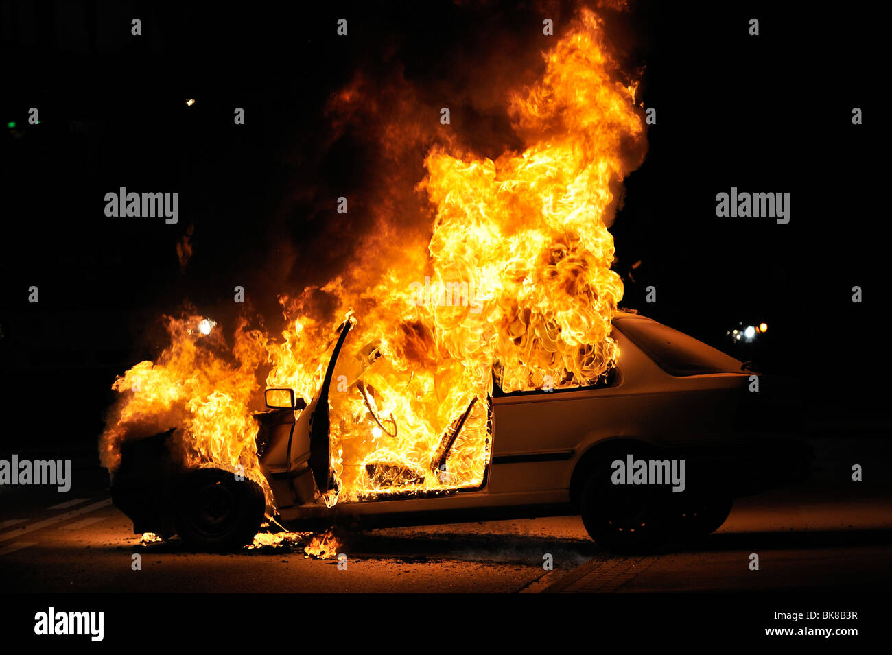 Ein brennendes Auto auf einer Straße Stockfoto