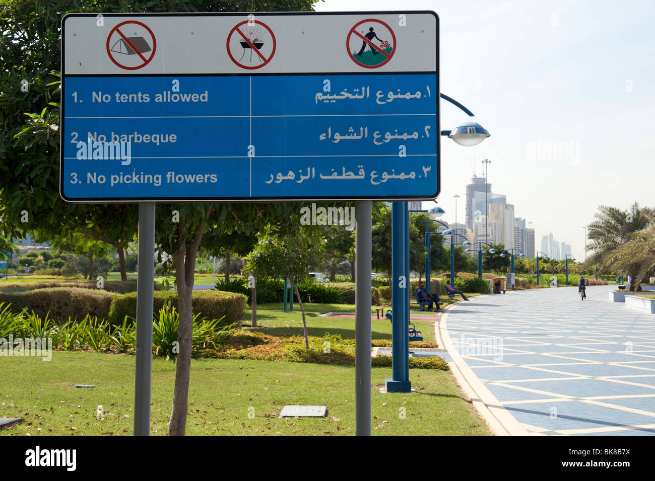 Melden Sie sich mit Einschränkungen entlang der Corniche von Abu Dhabi. Stockfoto
