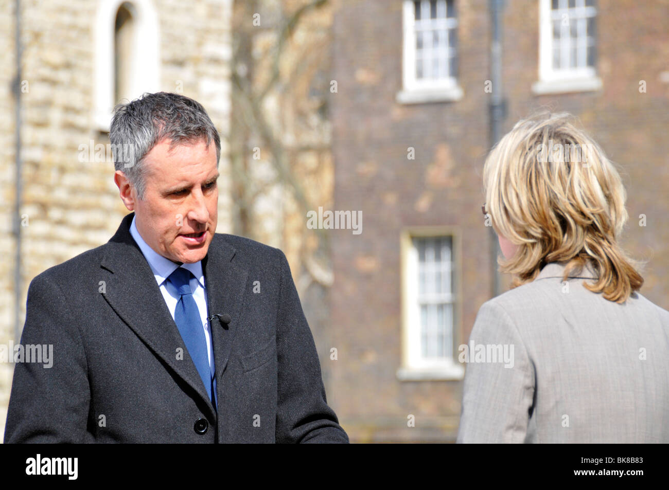 Sky News TV Moderator Dermot Murnaghan interviewt auf dem Podium vor den Häusern des Parliament College oder Abingdon Green Westminster London England UK Stockfoto