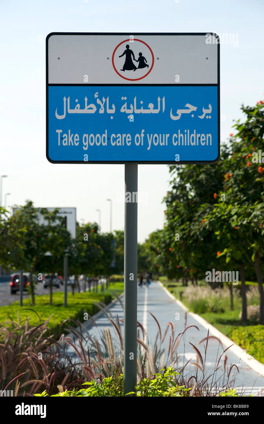 "Gehen Sie sorgsam mit Ihren Kindern" Zeichen entlang der Promenade in Abu Dhabi. Stockfoto