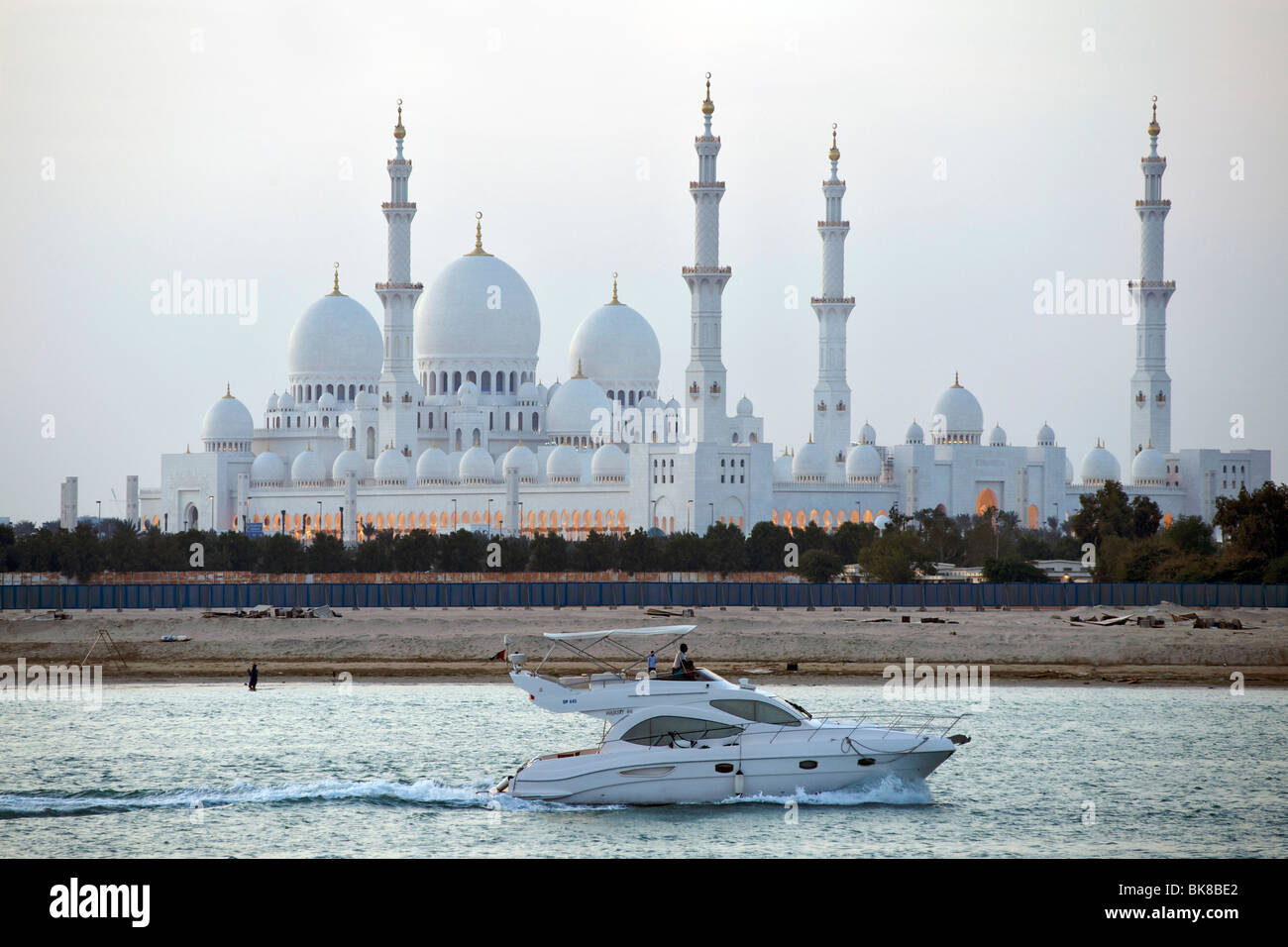 Ein Luxus Motorboot Kreuzfahrt vorbei an der Scheich-Zayid-Moschee in Abu Dhabi, der Hauptstadt der Vereinigten Arabischen Emirate. Stockfoto
