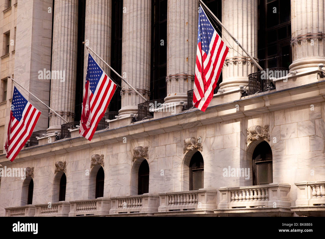 Amerikanische Flaggen wehen außerhalb der New York Stock Exchange in Lower Manhattan, New York City, USA Stockfoto