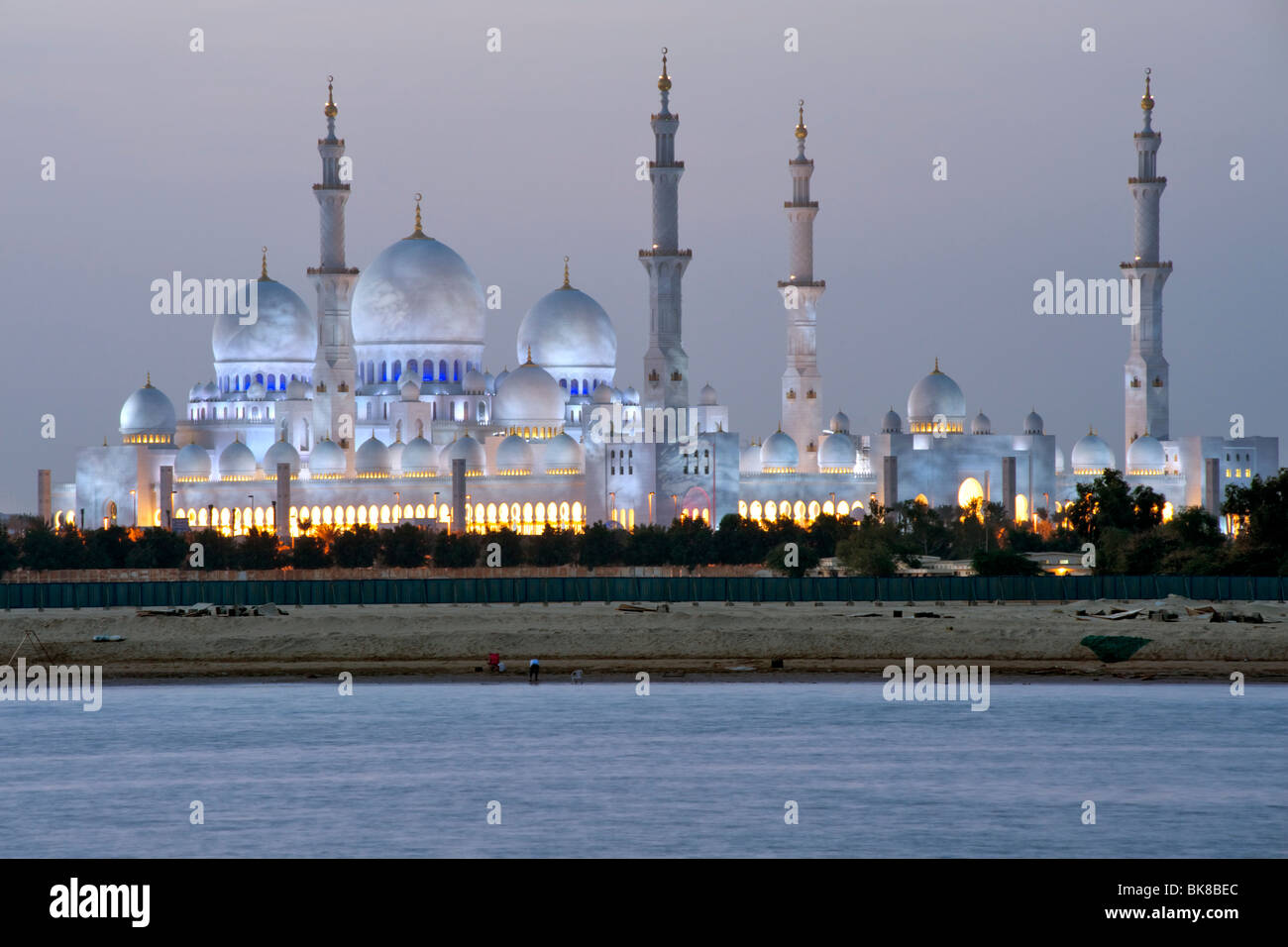 Abenddämmerung Blick auf die Sheikh Zayed Moschee in Abu Dhabi, der Hauptstadt der Vereinigten Arabischen Emirate. Stockfoto