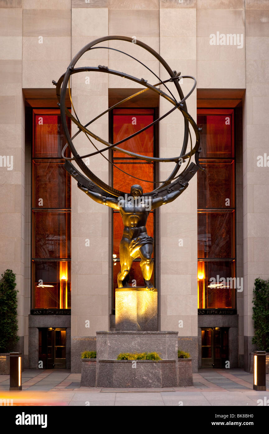 Statue des Atlas am Rockefeller Center entlang der 5th Avenue in Manhattan, New York City, USA Stockfoto