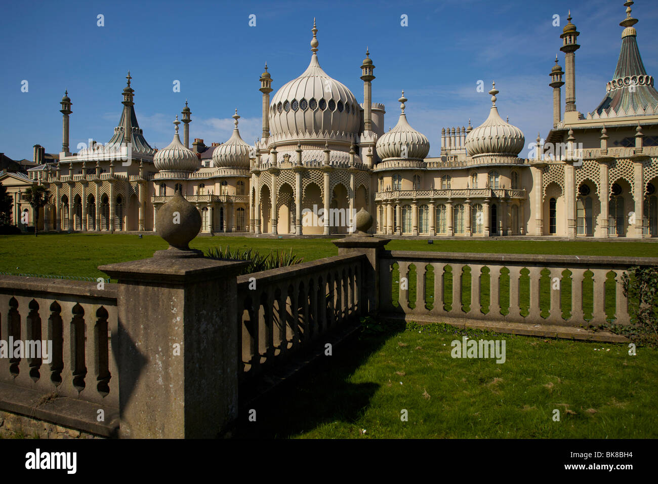 Der Royal Pavilion in Brighton als Rückzugsort für Prince Regent im frühen 19. Jahrhundert im indischen Stil am Meer. Stockfoto
