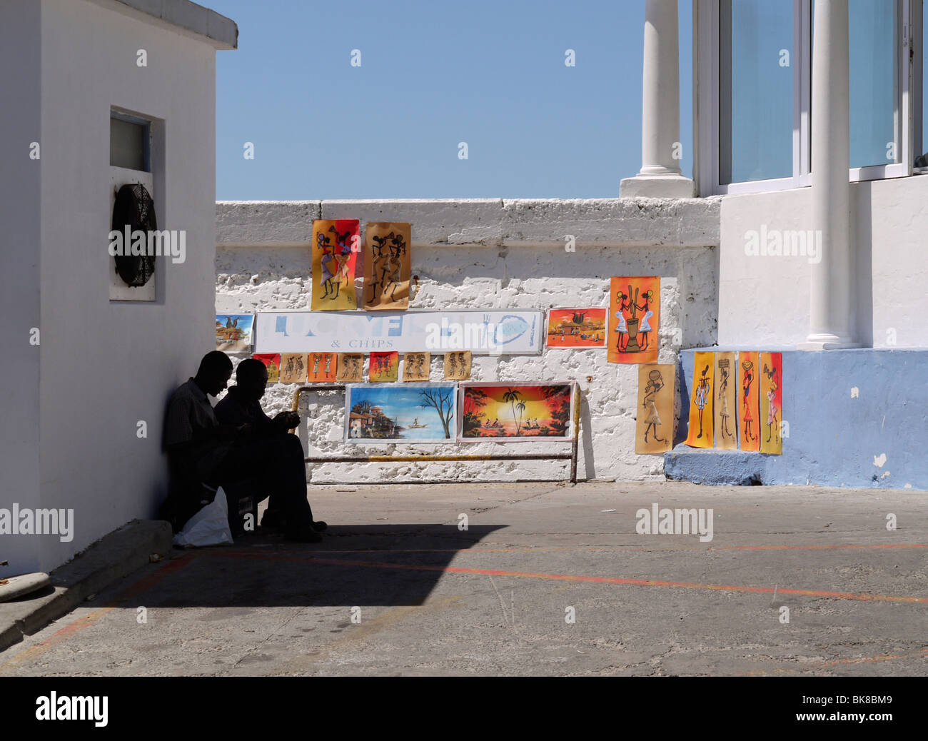 Bunte afrikanische Zeichnungen und Gemälde zum Verkauf im Hafen von Kalk Bay Fischereihafen & Meer resort Cape S Westafrika Stockfoto