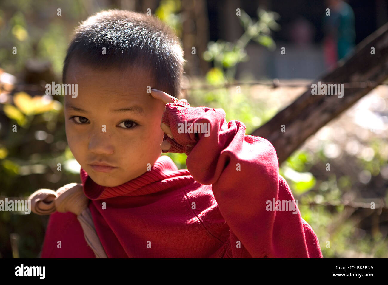 Ein junge Karen Refugee im Mae La Flüchtlingslager für burmesische Flüchtlinge im Norden Thailands. Stockfoto