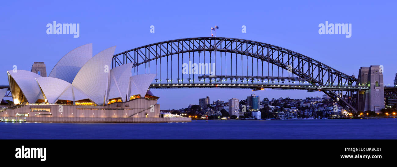 Panorama von Sydney Opera House, Sydney Harbour Bridge, vor der Morgendämmerung, Nacht, Sydney, New South Wales, Australien Stockfoto