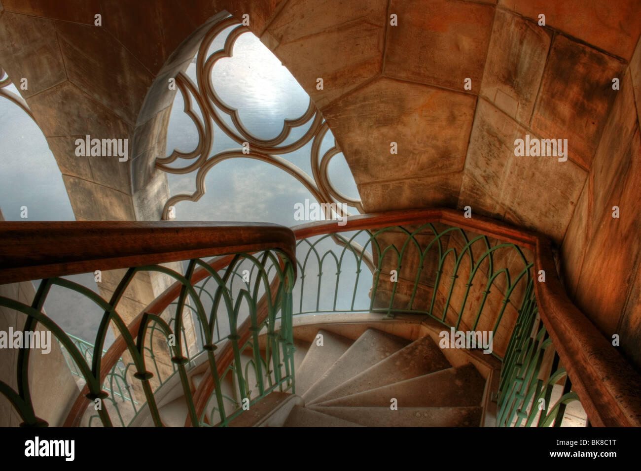 Wendeltreppe in einem Wachturm am Eingang des Parks Cecilienhof in Potsdam Stockfoto