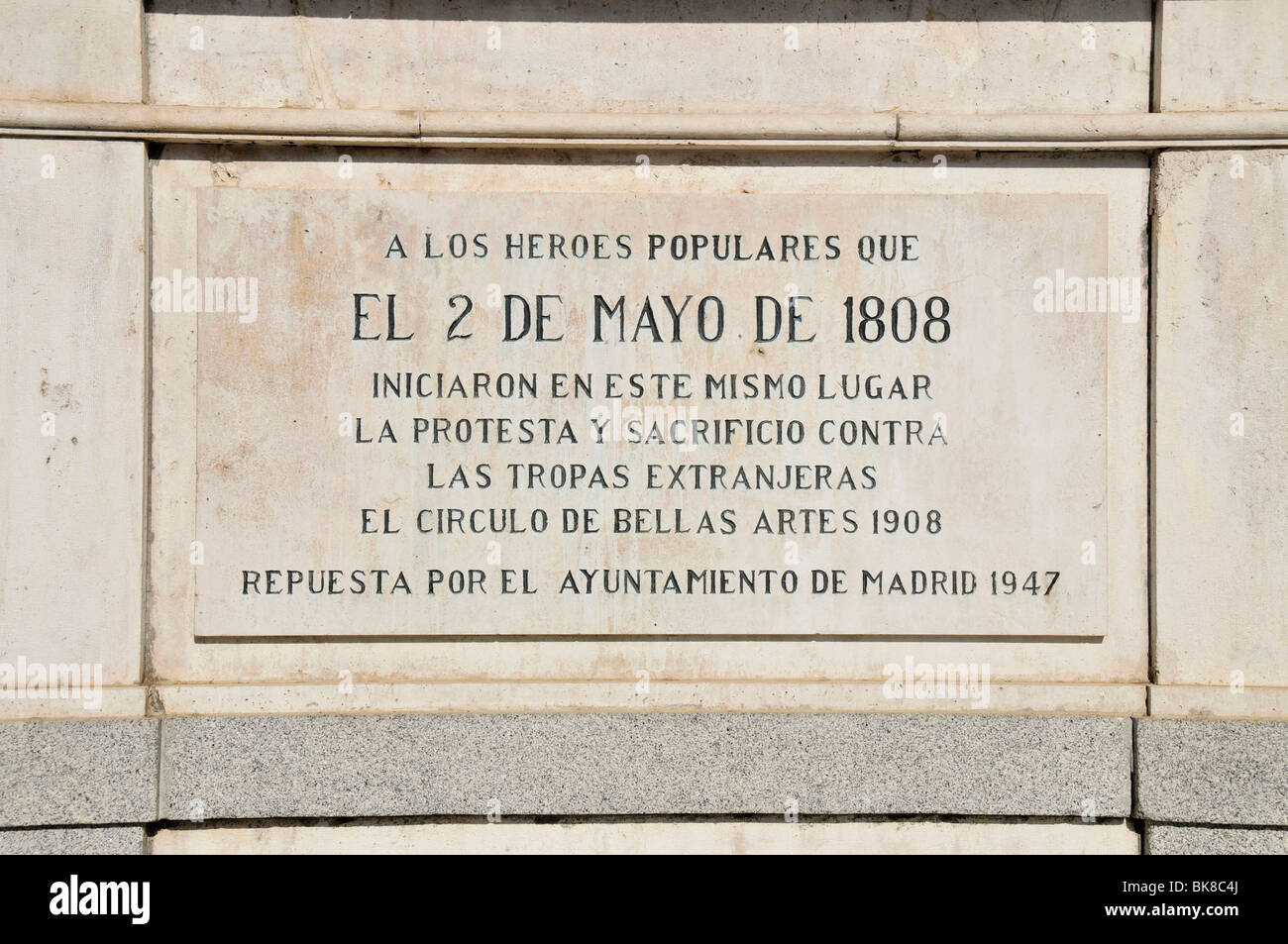 Gedenktafel für die beliebten Helden des Aufstandes gegen die Kräfte, 1808, an der Fassade des Palacio Re Stockfoto