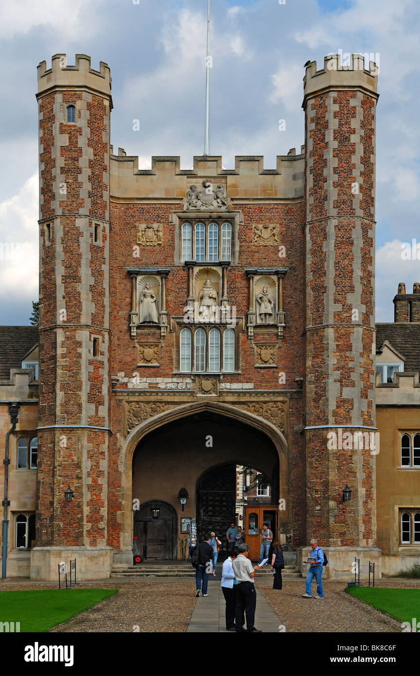 Tor zum Trinity College, gegründet von Heinrich VIII. im Jahre 1546 vom Hinterhof, Trinity Street, Cambridge, Cambridgeshire, England Stockfoto