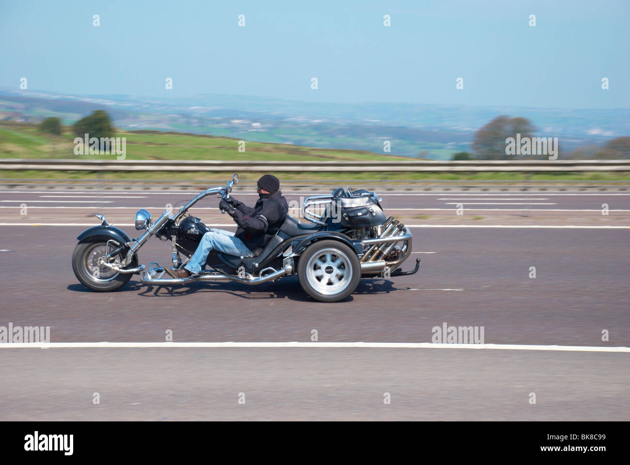 Biker auf der Autobahn M62 (in der Nähe von Outlane, Huddersfield). Stockfoto