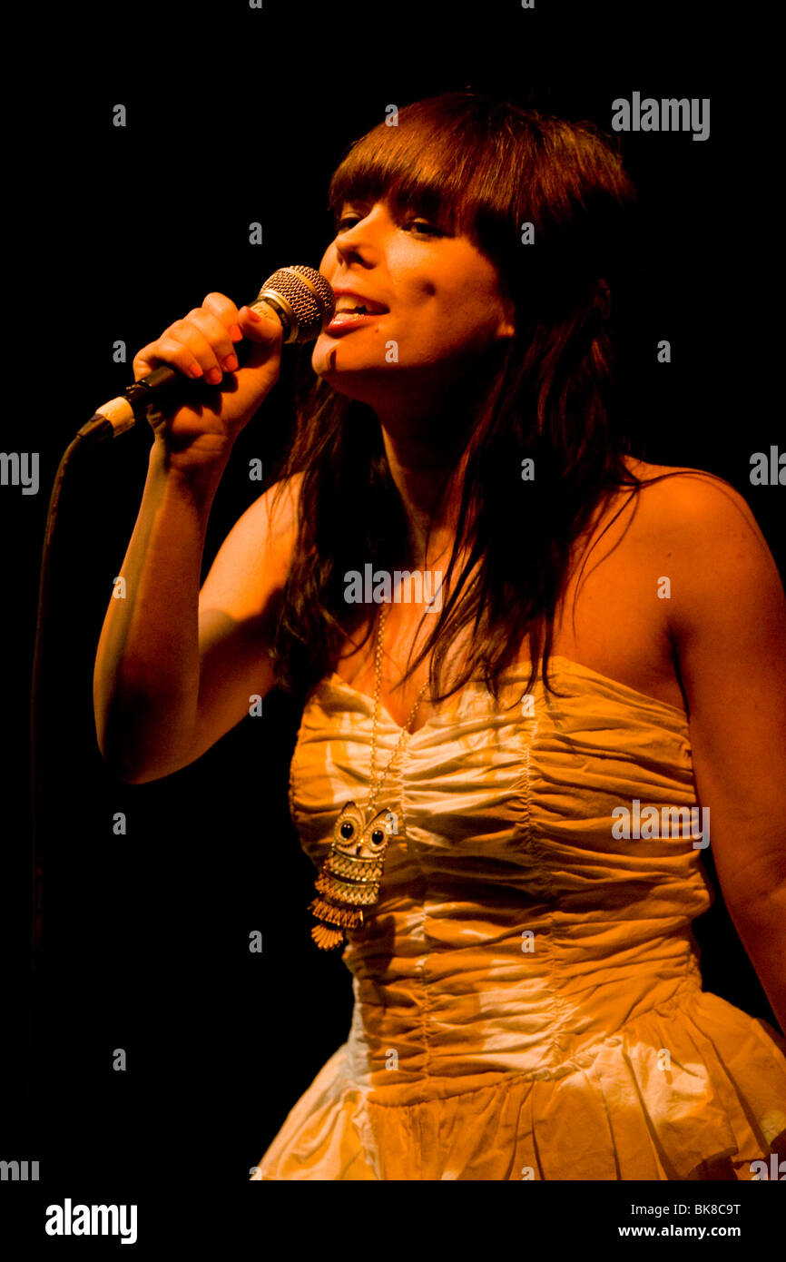 Die australische Sängerin Lenka live im Club Haerterei, Zürich, Schweiz Stockfoto