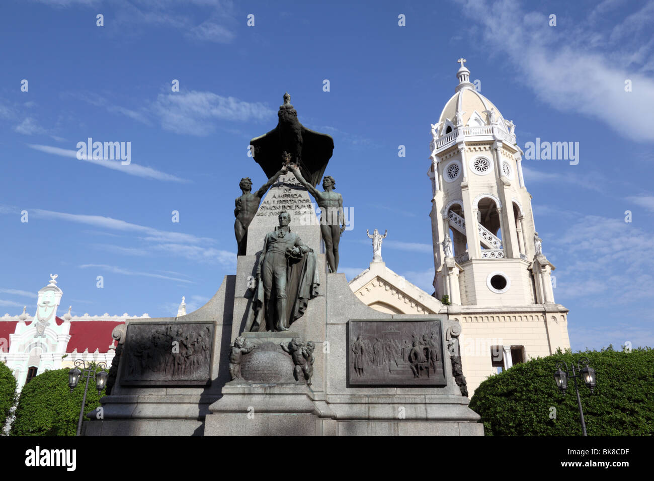Kirche San Francisco de Asis und Monument Bolivar (zum Gedenken an den hundertsten Jahrestag des Kongresses von Panama), Plaza Bolivar, Casco Viejo, Panama-Stadt Stockfoto