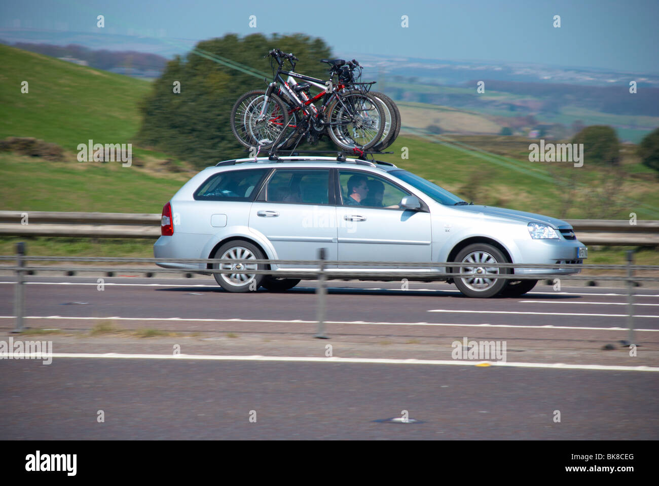 Bikes on roof rack car Fotos und Bildmaterial in hoher Auflösung