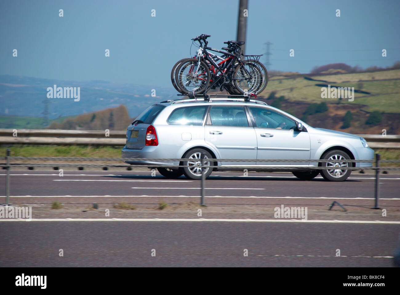 Bikes on roof rack car Fotos und Bildmaterial in hoher Auflösung