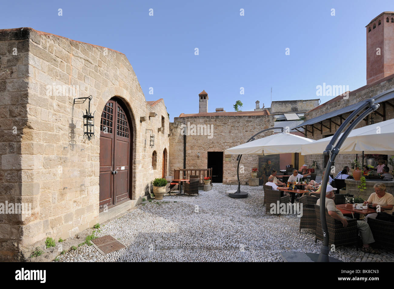 Bar und hinter der Kirche der Heiligen Apostel, 15. Jahrhundert, Rhodes Town, Rhodos, Griechenland, Europa Stockfoto