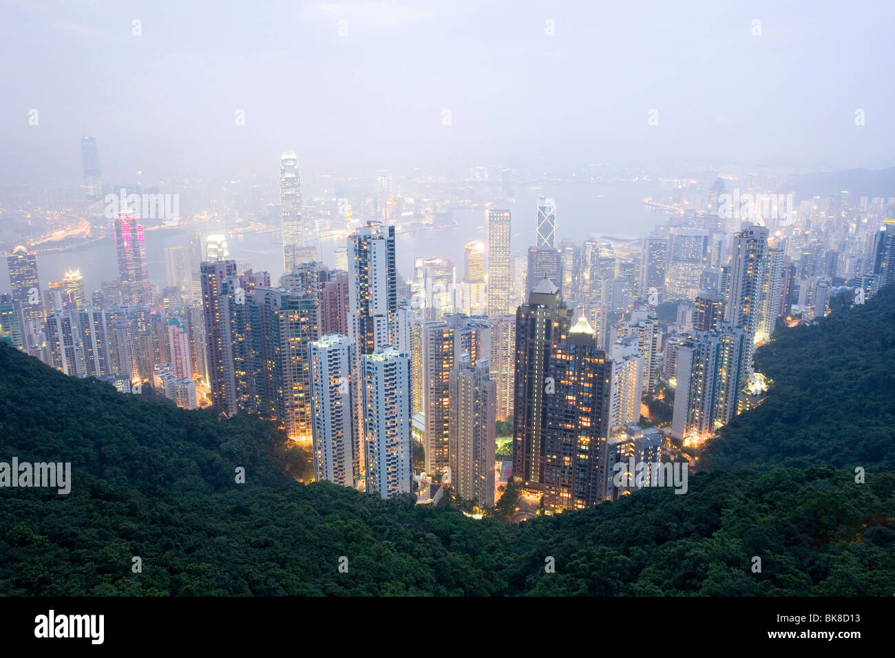 Panoramablick vom Victoria Peak bei Nacht, Hong Kong Island, Hongkong, China, Asien Stockfoto