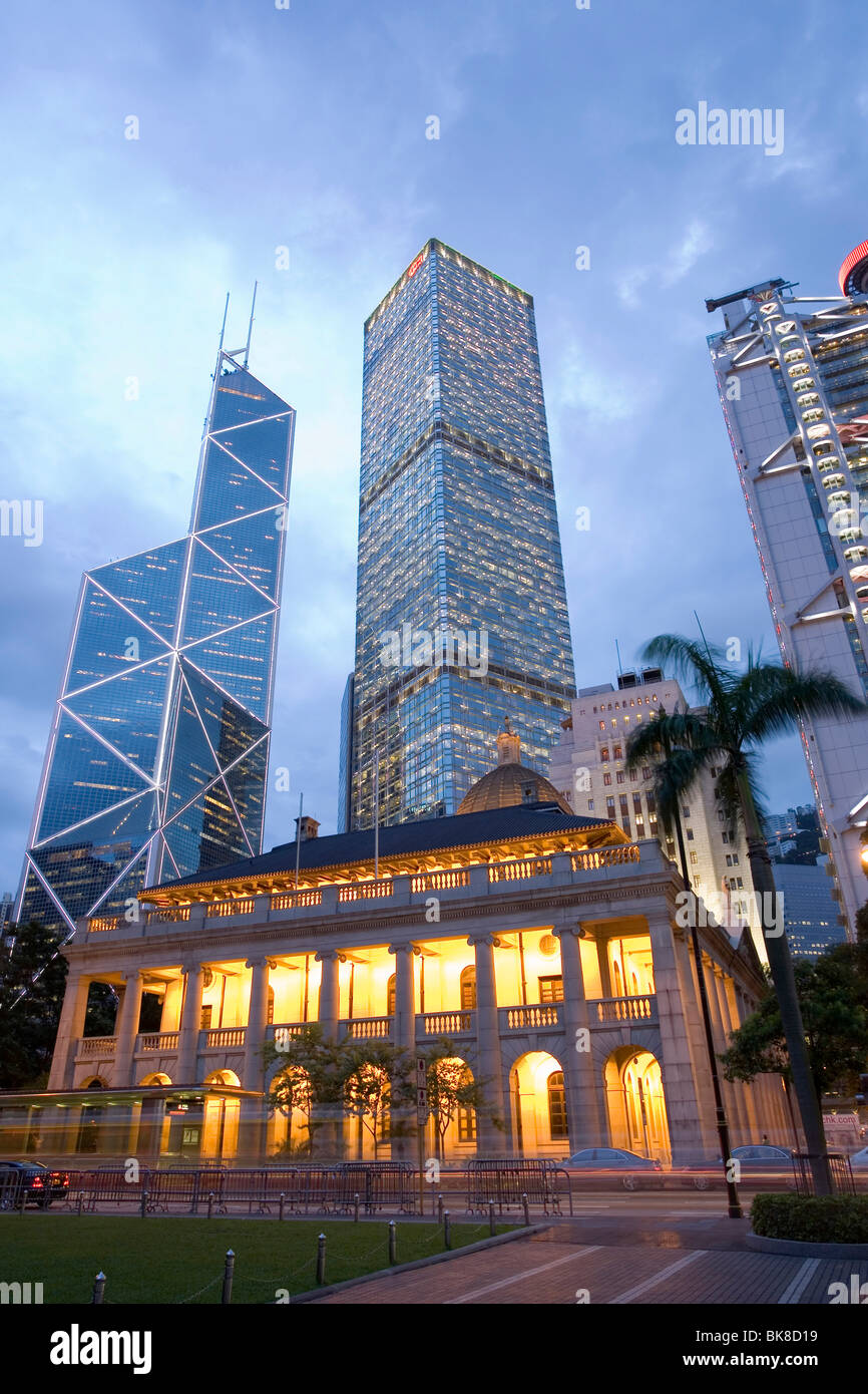 Legislative Council Building und Bank of China Tower bei Einbruch der Dunkelheit, Hong Kong, Hong Kong, China, Asien Stockfoto