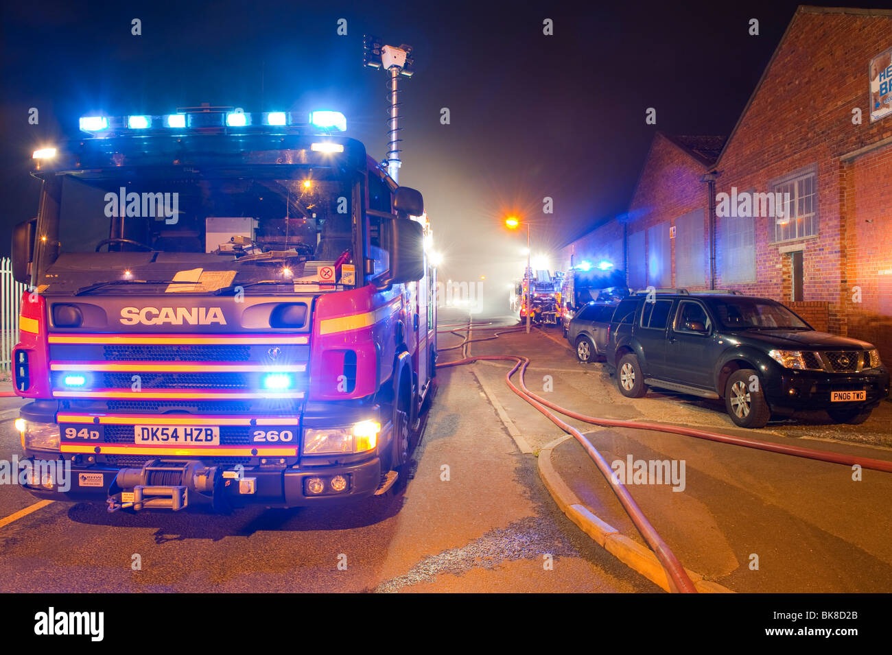 Feuerwehrauto mit blau leuchtet in der Nacht Stockfoto