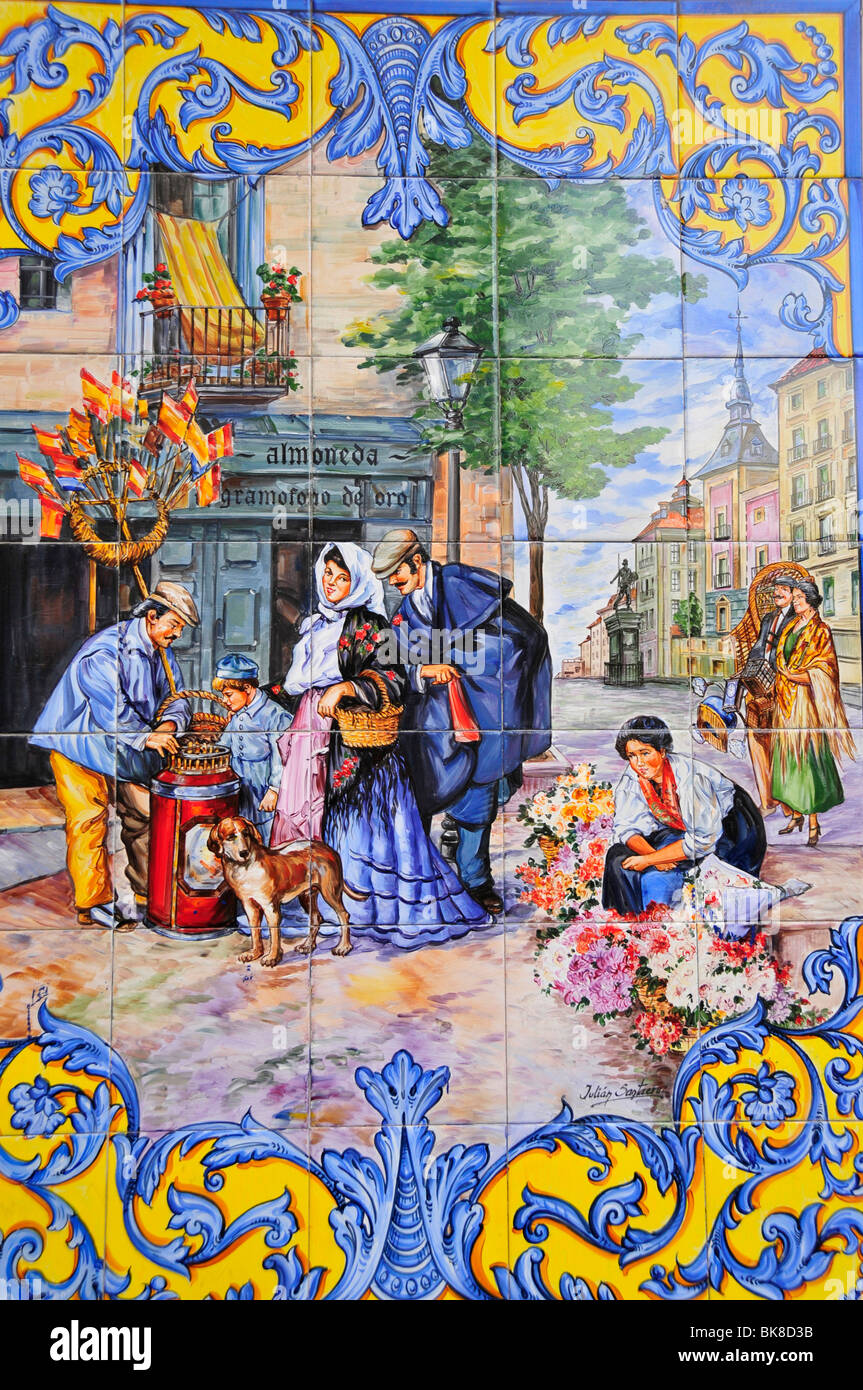 Wandfliesen auf ein Antiquitätengeschäft in der Argueelles Bezirk, Madrid, Spanien, Iberische Halbinsel, Europa Stockfoto