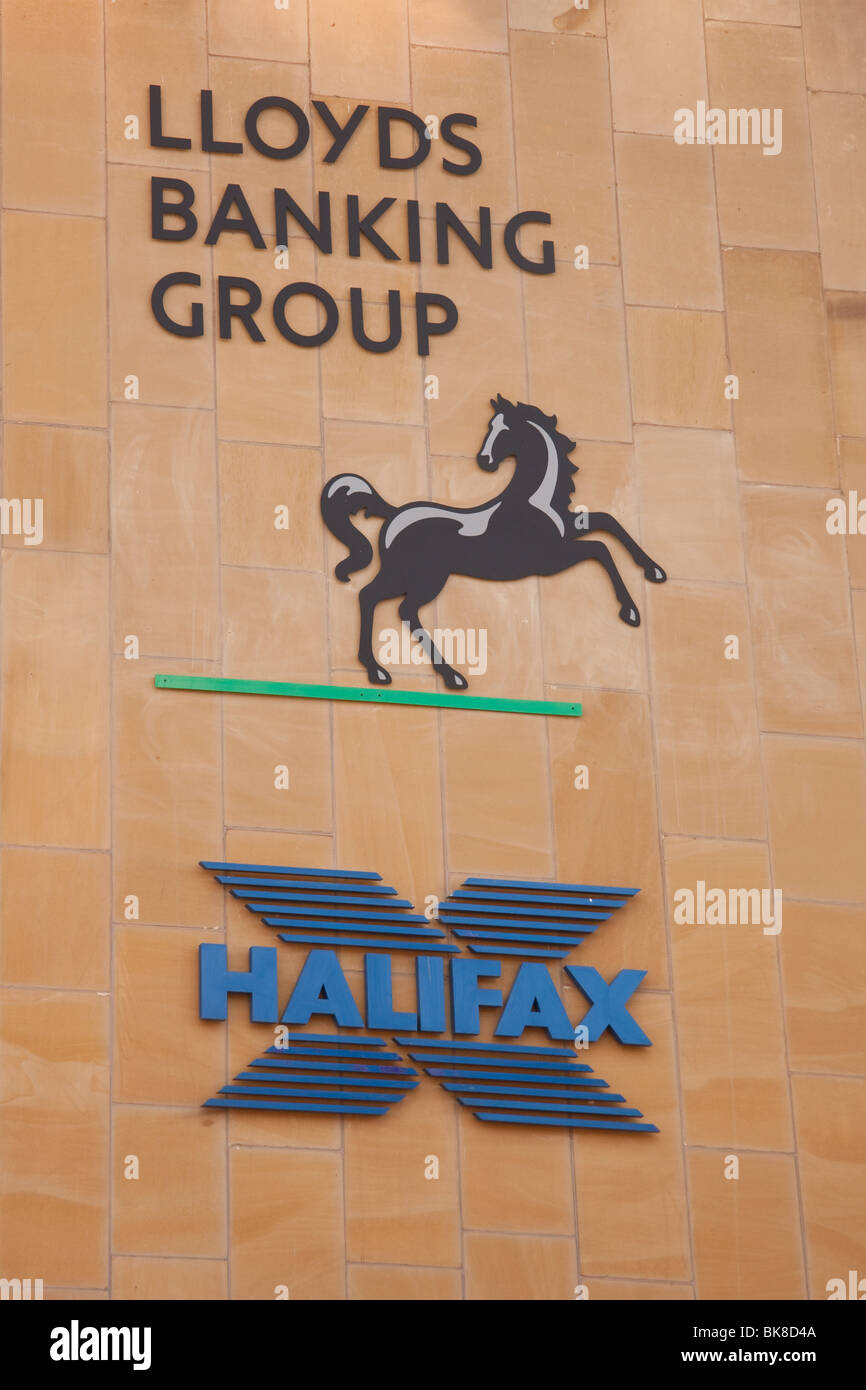 Lloyds Banking Group unterschreibt vor dem ehemaligen Hauptquartier der Halifax Building Society in Halifax Stockfoto